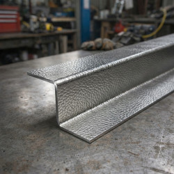 Profilé Z inox texture cuir sur mesure - Finition décorative
