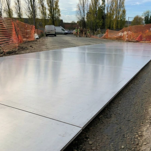 Custom-made raw aluminum road plate - ground protection